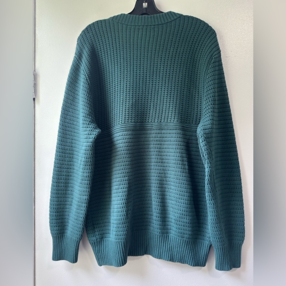 Club Monaco Men's V-Neck Upgraded with Mixed Knit Cotton For Allover Texture - Picture 14 of 15